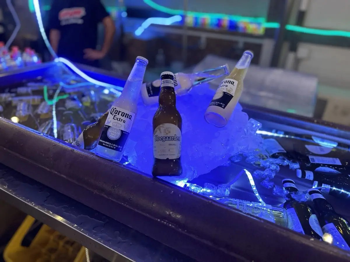 氷で冷やしたナイトFIVEの瓶ビール